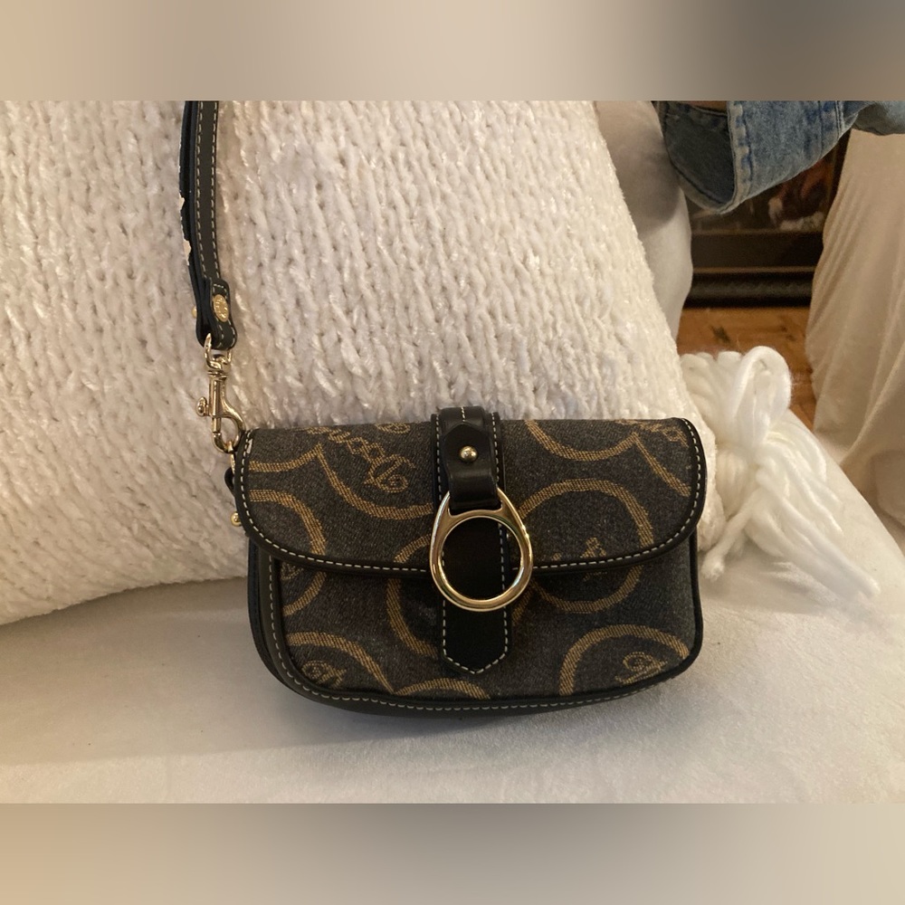 Dooney & Bourke wristlet